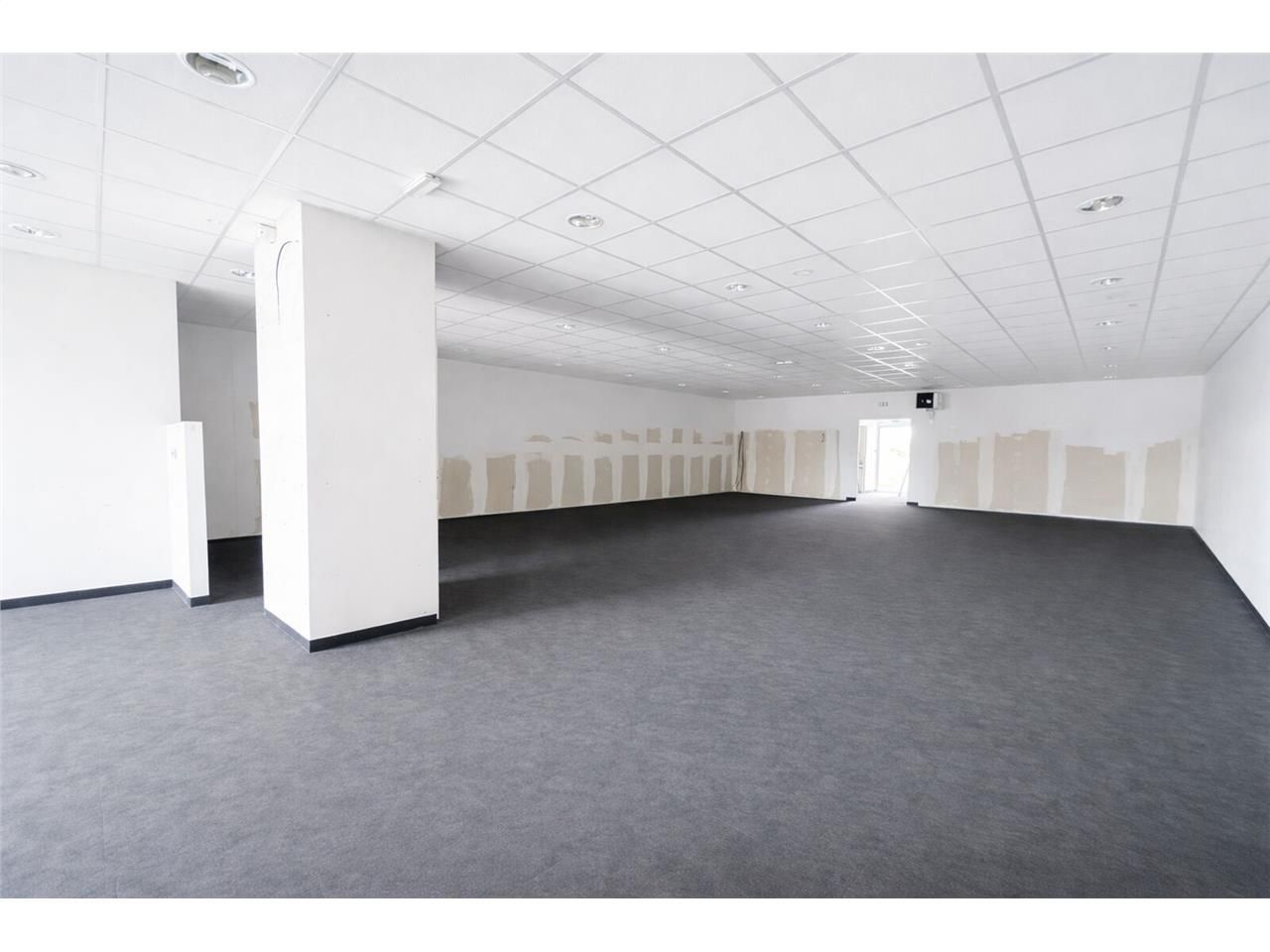 À LOUER : Local commercial de 230 m² + bureaux 80