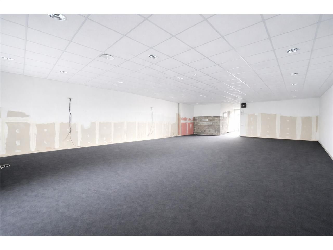 À LOUER : Local commercial de 230 m² + bureaux 80