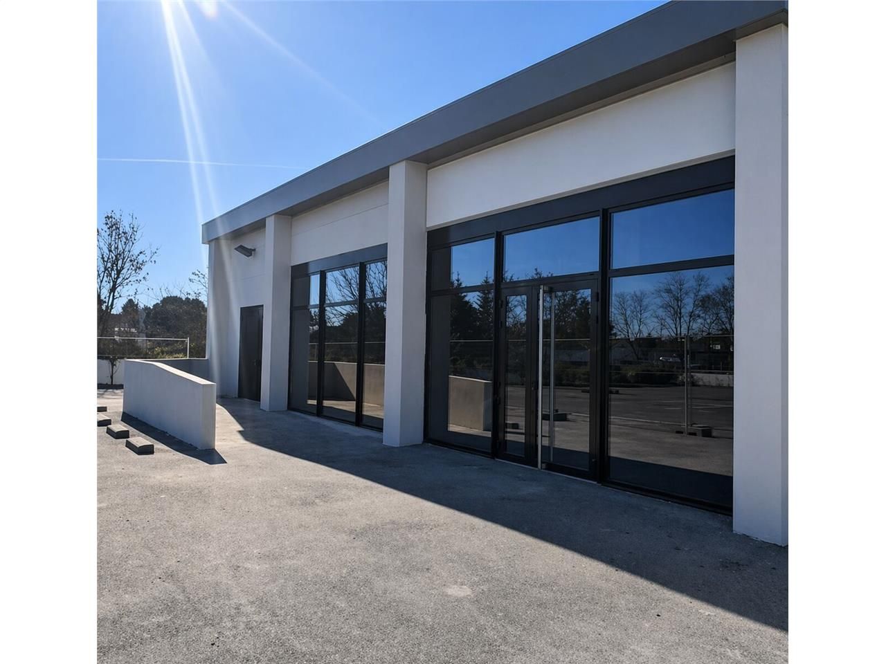 Situé dans un bâtiment rénové de près de 900 m², 