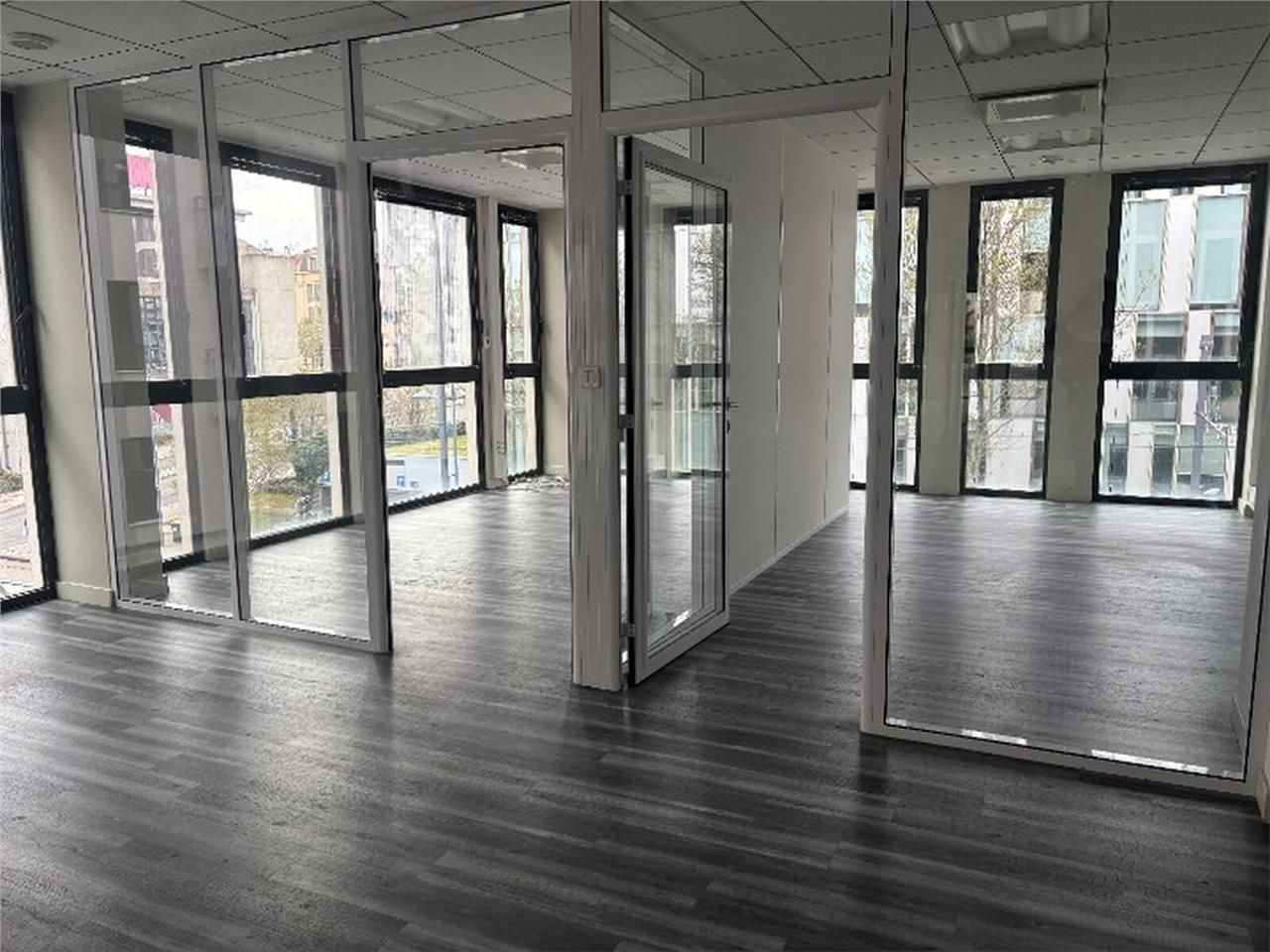 A LOUER bureaux au 2ème étage d'un immeuble récen