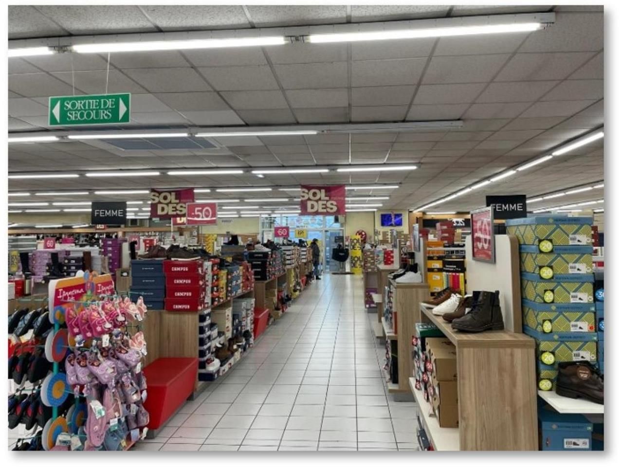 1200 m² pour ce local commercial en location à Coignieres