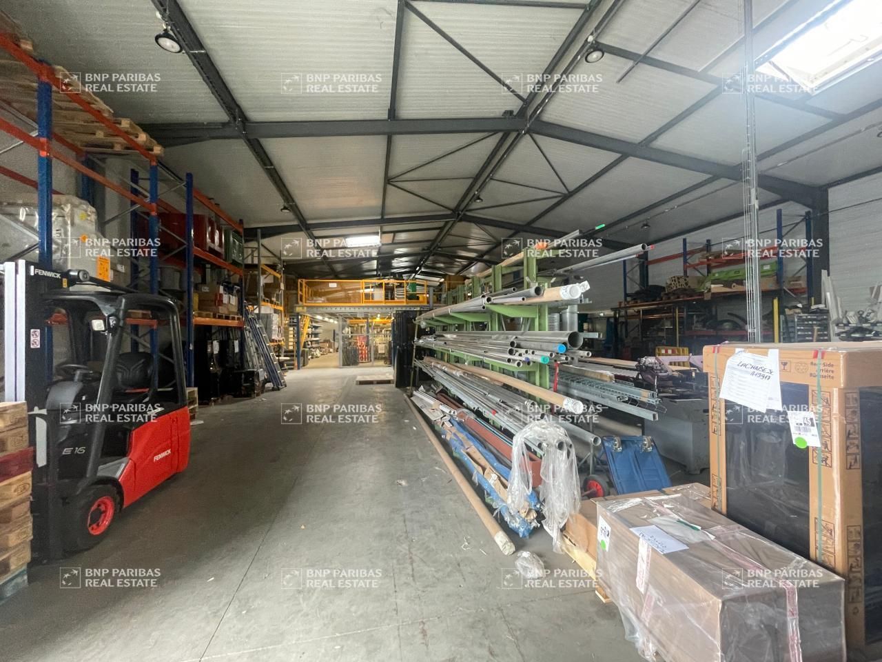 736 m² pour ce activité en location à Semoy