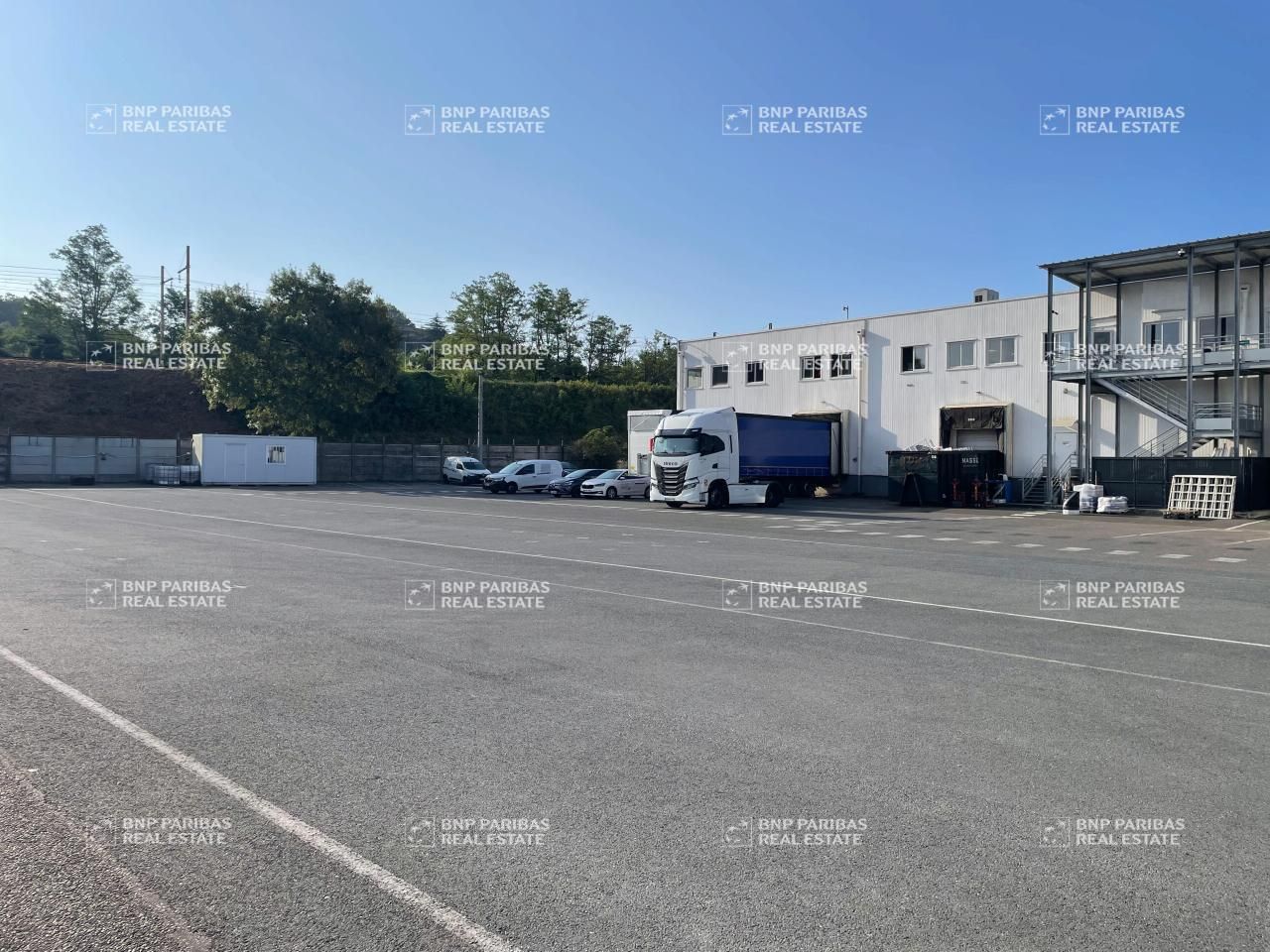 2855 m² pour ce activité en location à Bassens