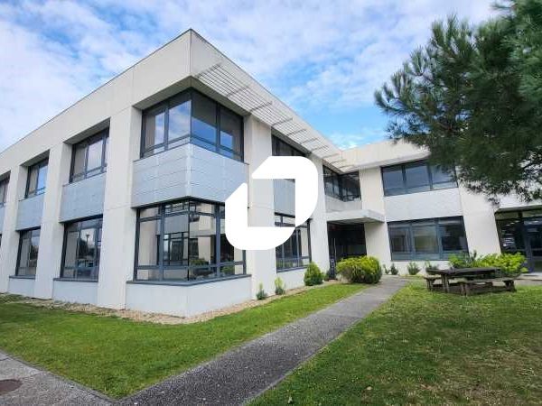 Situés au coeur de la zone aéroportuaire et à pro