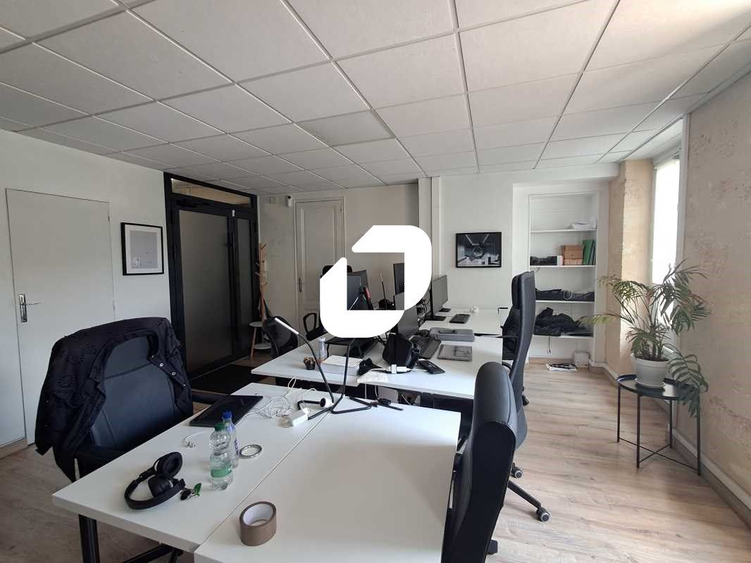 A proximité de la Place de la Bourse et des quais