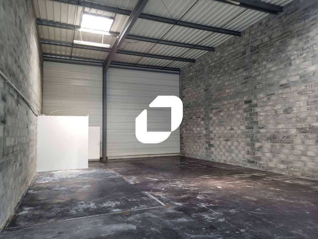 Situé au sein d'une zone d'activité dynamique à V