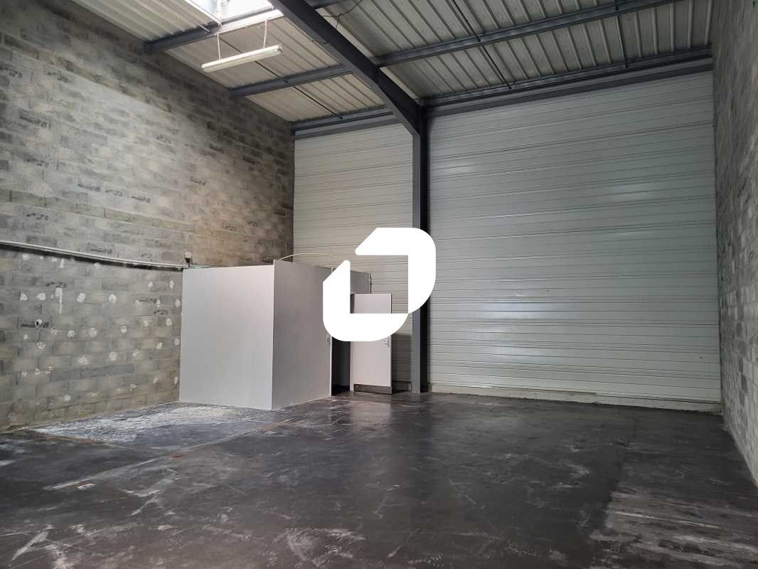 Situé au sein d'une zone d'activité dynamique à V