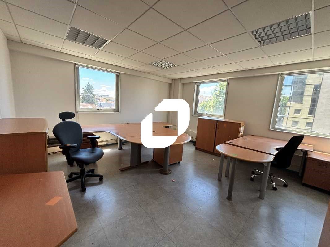 À proximité immédiate de l'Hôtel de Police et de 