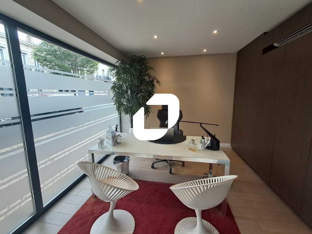 A Caudéran, sur une avenue passante et profitant 