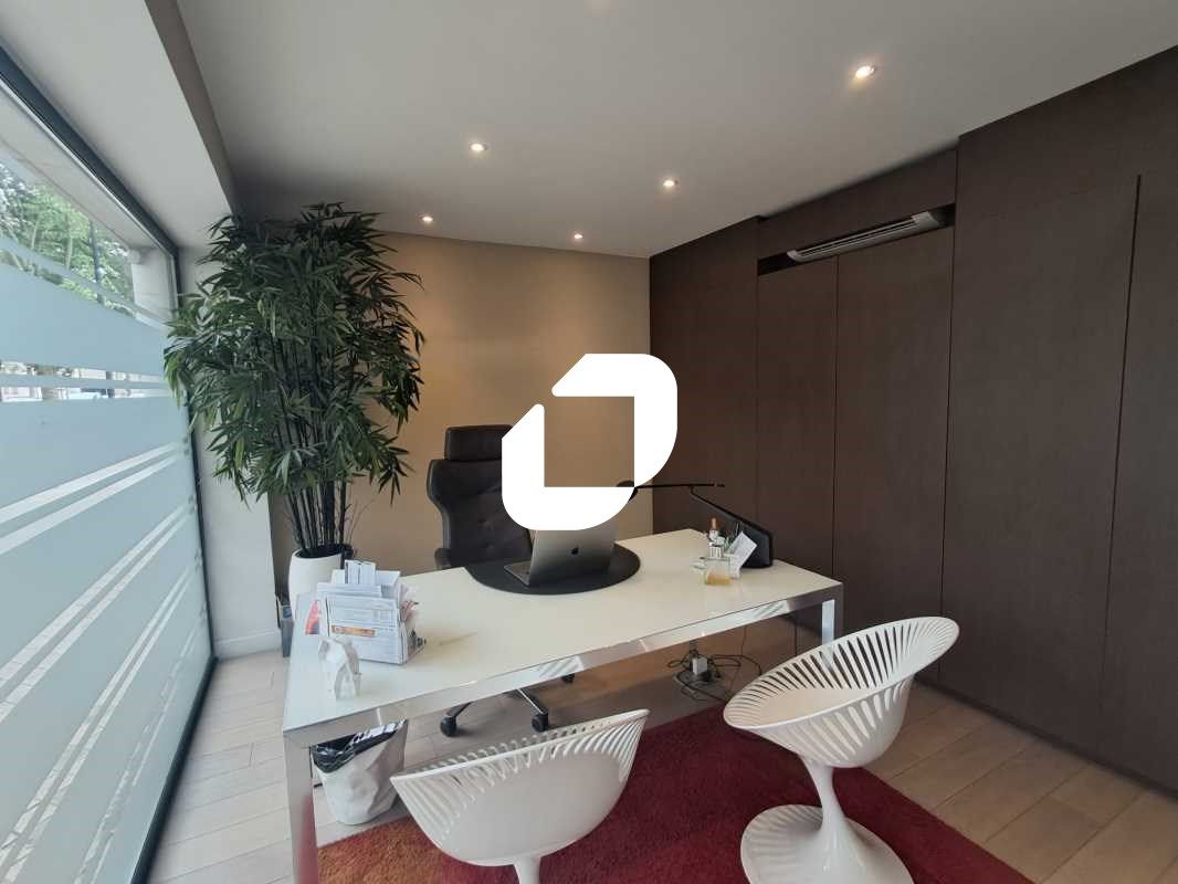 A Caudéran, sur une avenue passante et profitant 