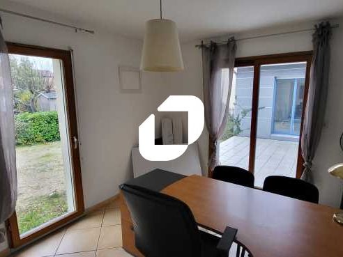 A proximité immédiate de la zone commerciale « Ch