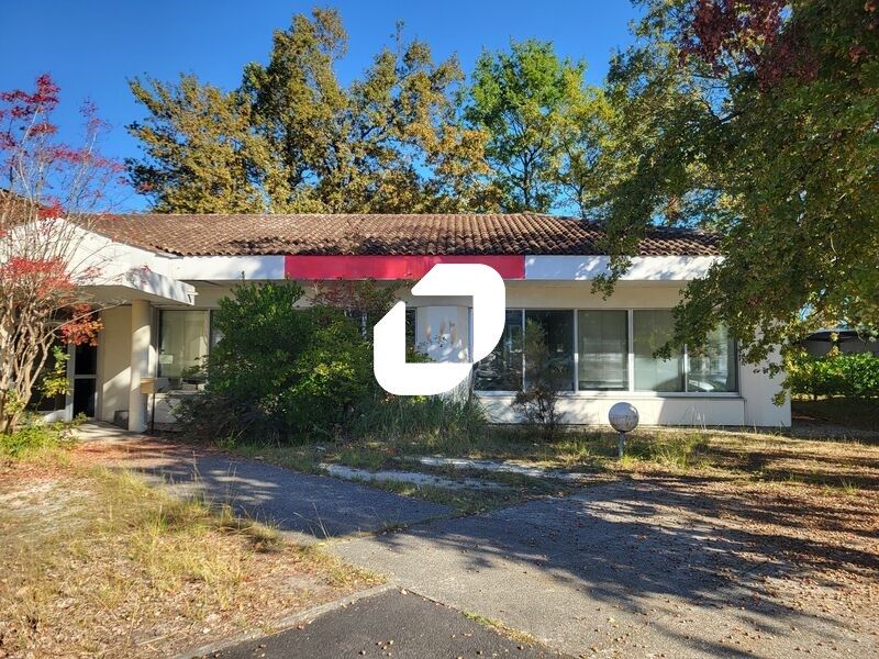 Au pied de la ligne de tramway A et à proximité i