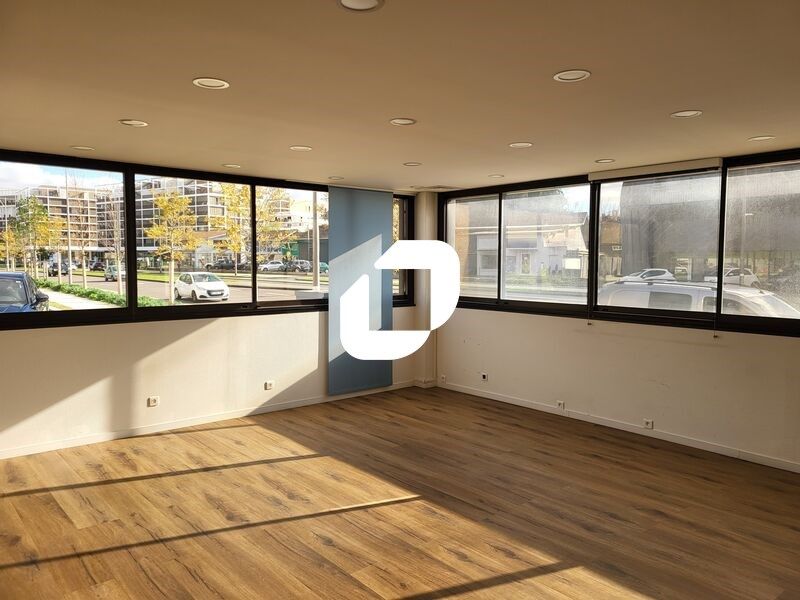 Sur un axe très passant et à proximité de la zone