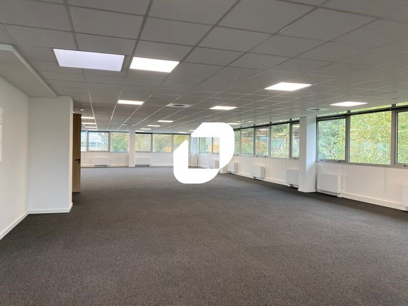 A proximité de la sortie 14 et au sein de la zone