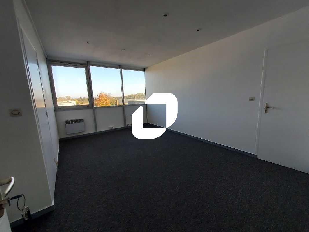 Au sein d'un parc d'activités en bon état, IMMPRO