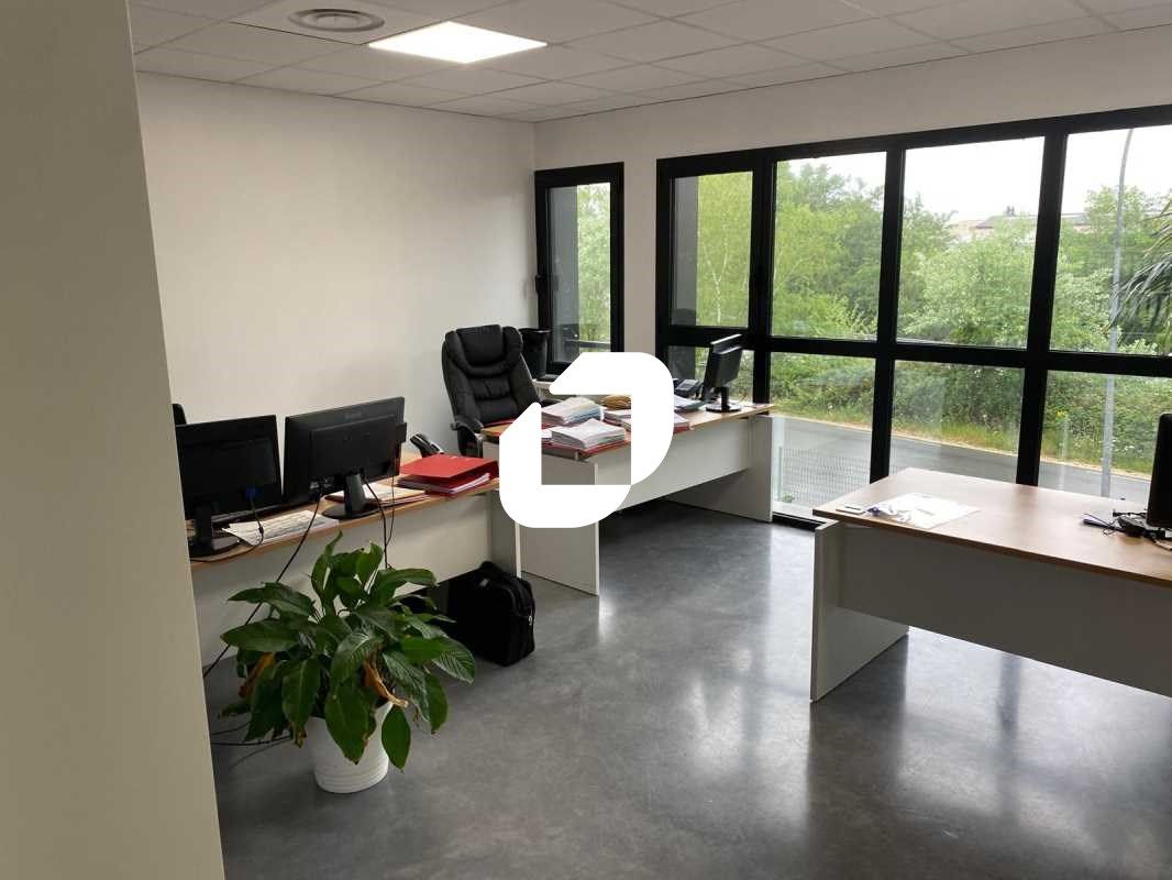 A proximité immédiate de la sortie de rocade et d