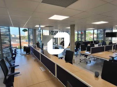 Au pied de la ligne de tramway A et à l'entrée de