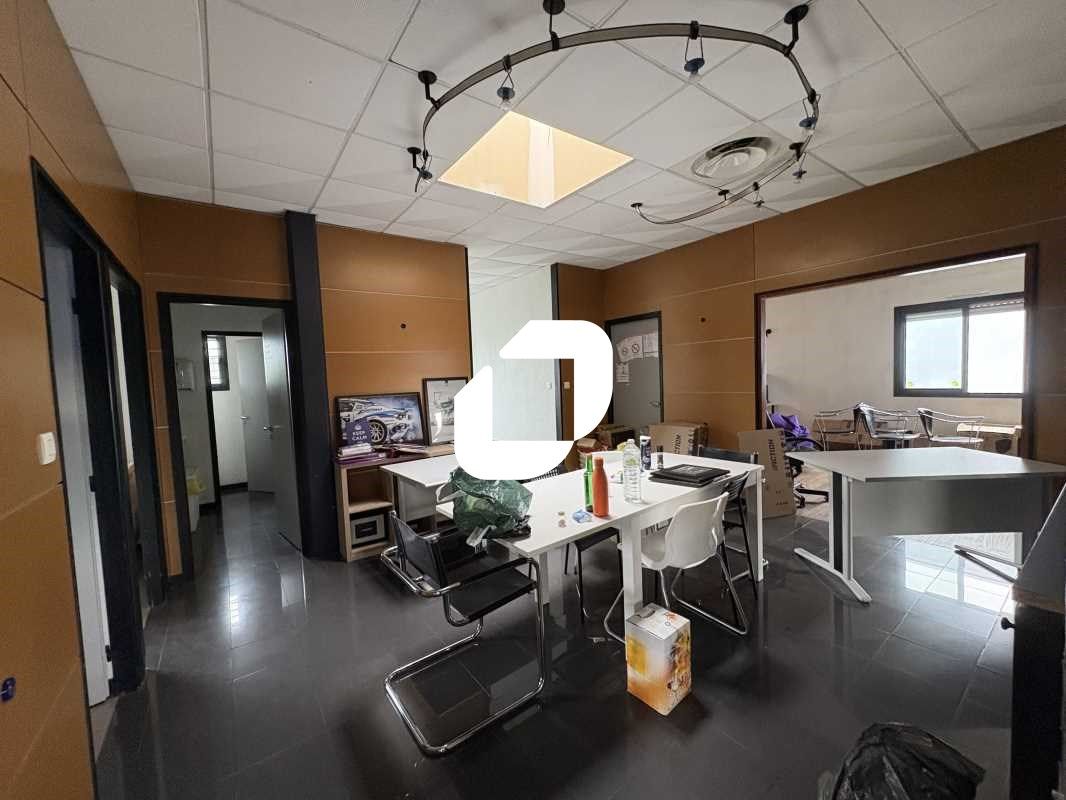 A proximité immédiate de la sortie de rocade sort