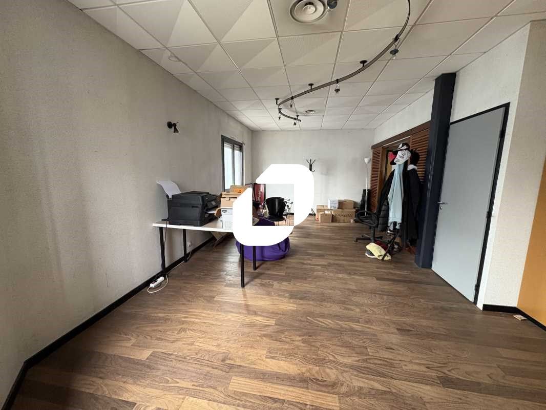 A proximité immédiate de la sortie de rocade sort