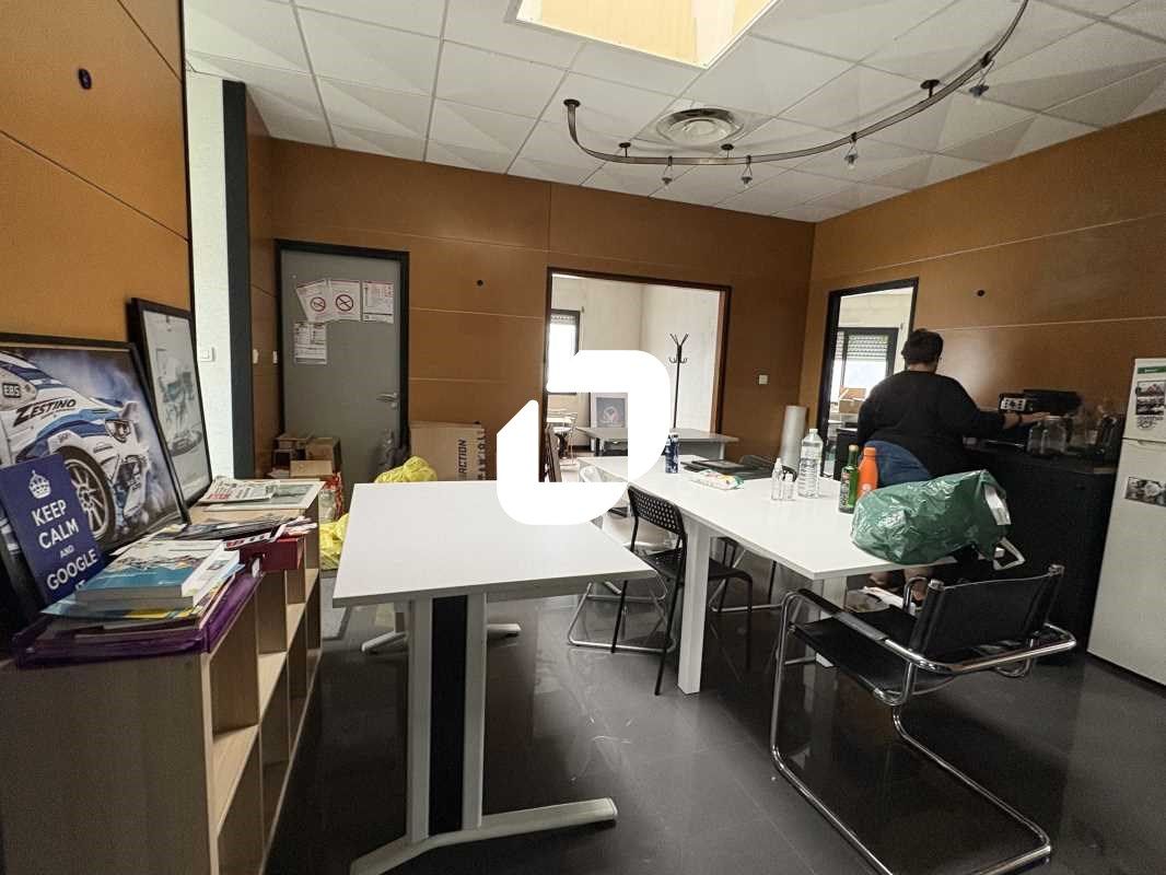 A proximité immédiate de la sortie de rocade sort