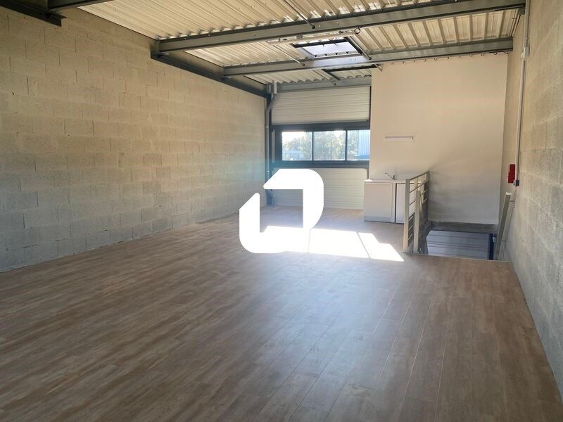 A proximité immédiate de l'A63 Sortie 26 (A), Imm