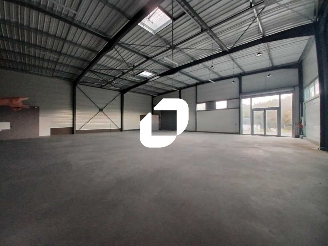 Au coeur de la zone d'activité de Tresses et à pr