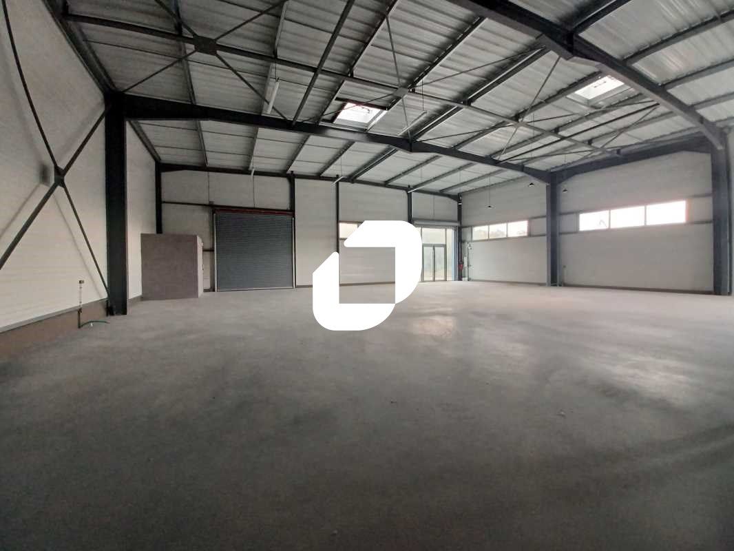 Au coeur de la zone d'activité de Tresses et à pr