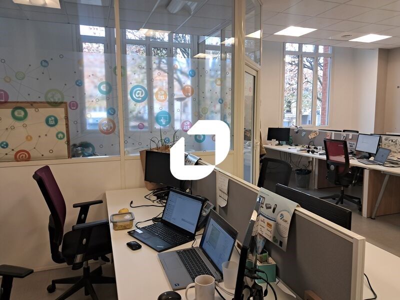 Sur la Rive Droite de Bordeaux et au pied du tram