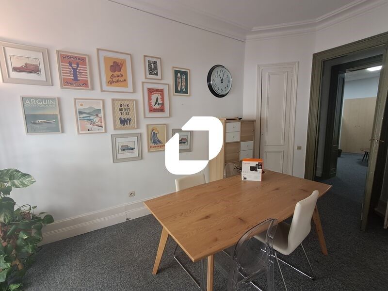 Idéalement situés à deux pas de la place des Quin