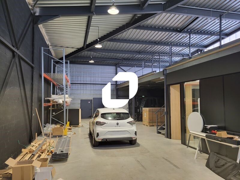 À proximité immédiate de l'autoroute de l'aéropor