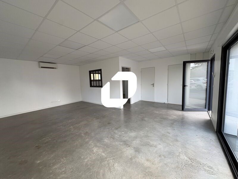 A proximité immédiate de la sortie 5, proche des 