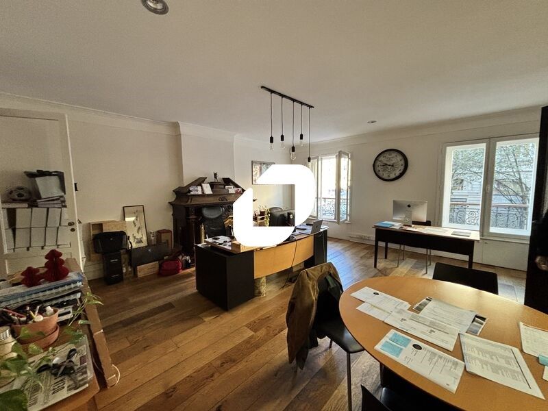 Dans un bel immeuble en pierre situé en plein coe