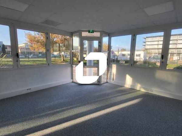 Au pied du TRAMWAY ligne A "Le Hailland Rostand",