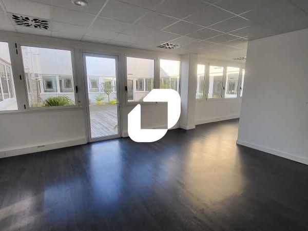 Au pied du TRAMWAY ligne A "Le Hailland Rostand",