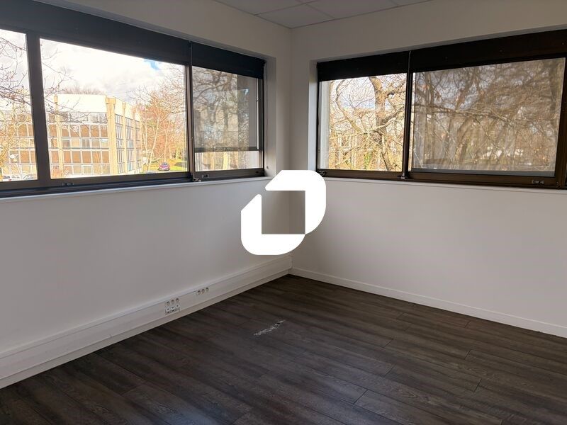 Dans la zone Cadéra Sud à proximité du tramway et