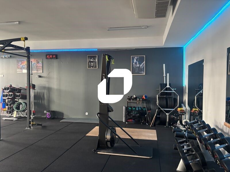 Situé au sein de la ZA Mermoz, sur un axe très pa