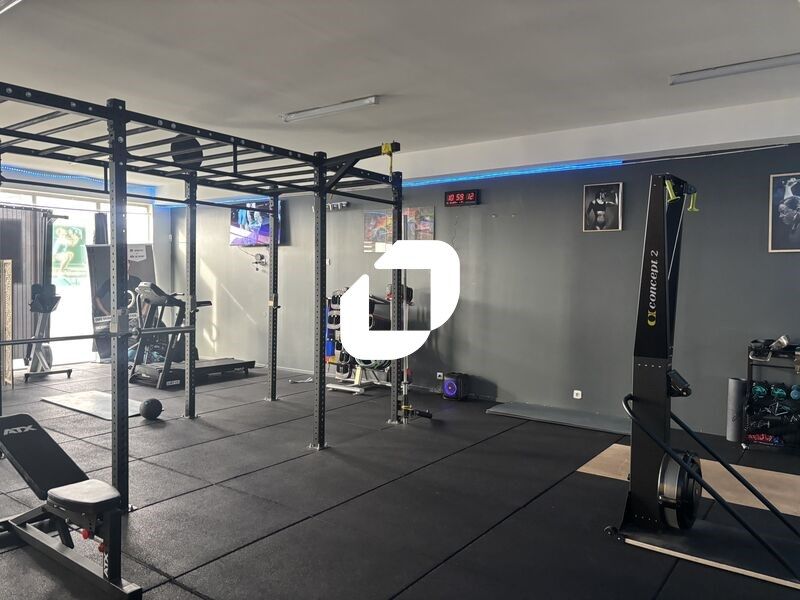 Situé au sein de la ZA Mermoz, sur un axe très pa