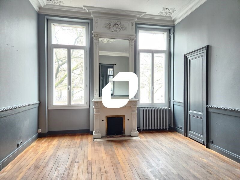 Idéalement situés entre le Jardin Public et la pl