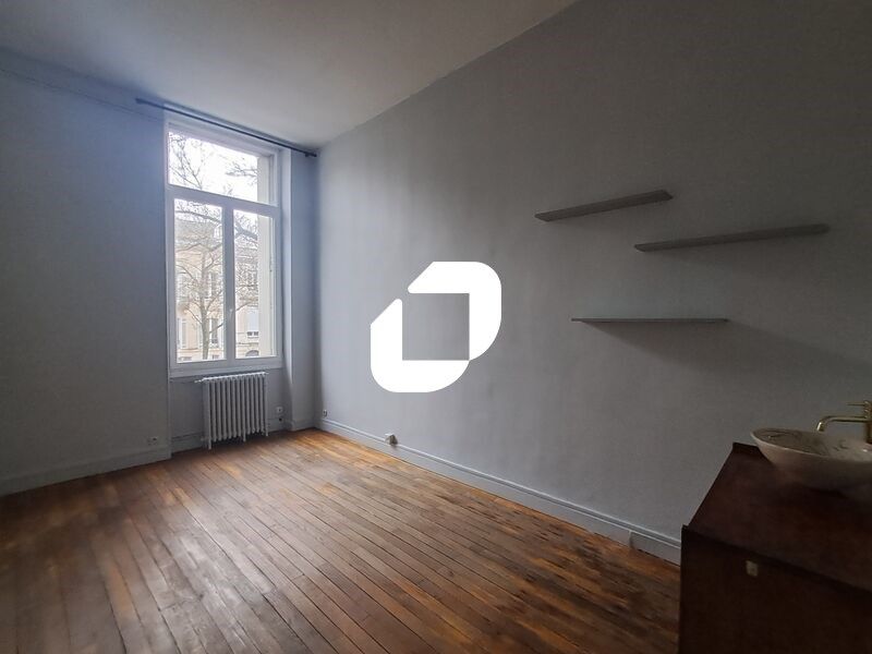 Idéalement situés entre le Jardin Public et la pl