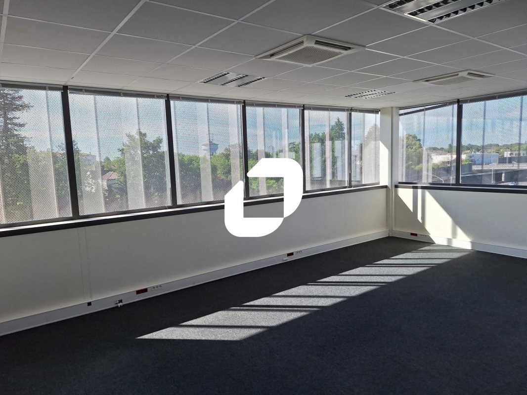 A proximité immédiate de la rocade et du tramway,