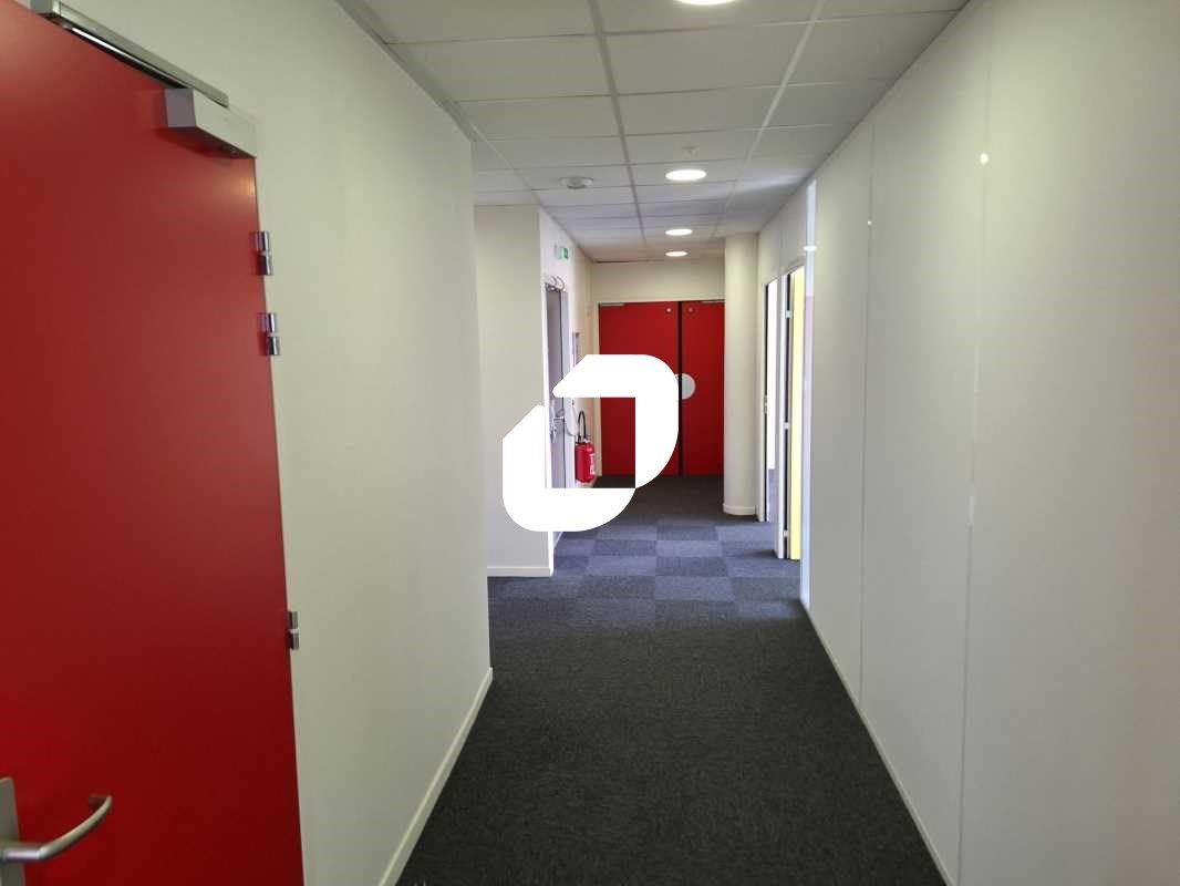 A proximité immédiate de la rocade et du tramway,