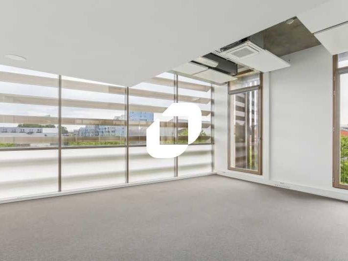 Situé au coeur du quartier des Bassins à Flot, à 