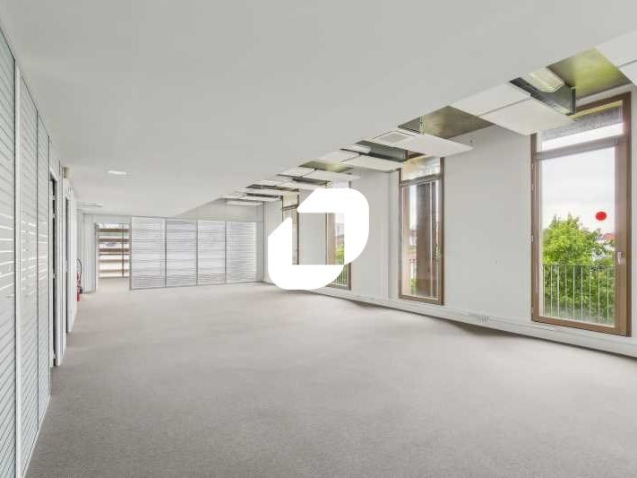 Situé au coeur du quartier des Bassins à Flot, à 