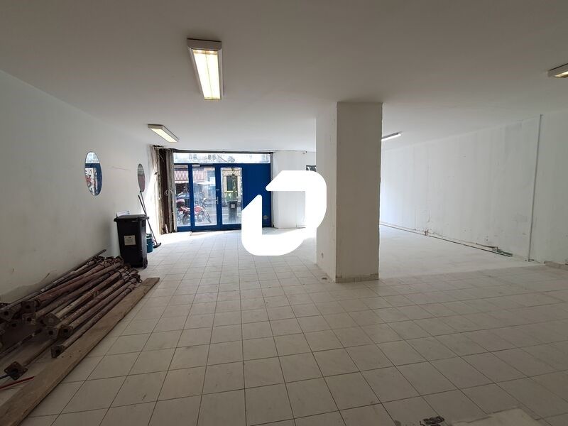 Situé entre la rue Sainte-Catherine et les quais