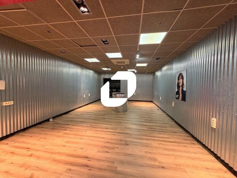 Dans le centre commercial de Villenave d'Ornon Au