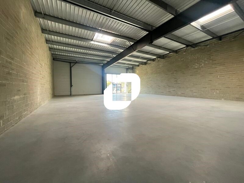 Idéalement situé sur un axe très passant au sein 