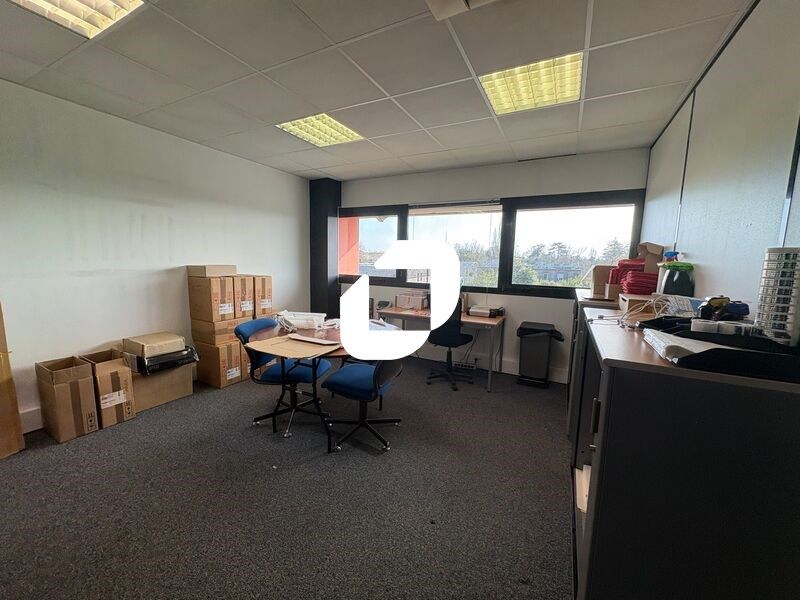 A proximité immédiate de la sortie 24 et du tram 