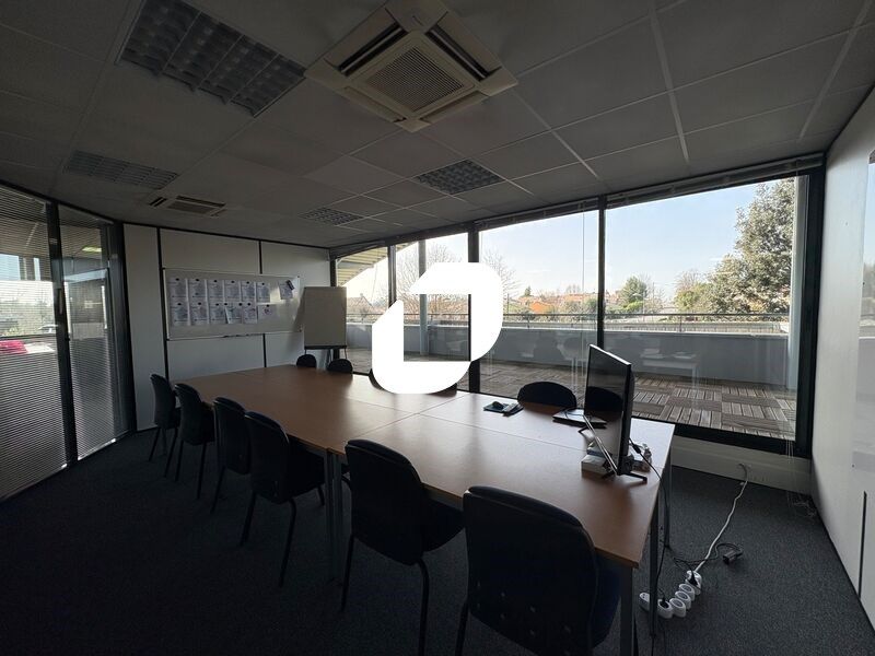 A proximité immédiate de la sortie 24 et du tram 