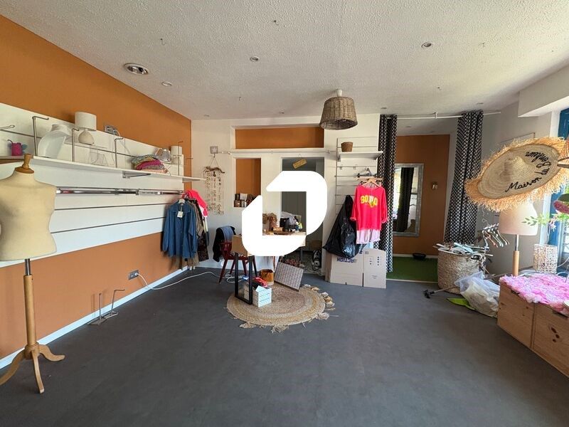 Au coeur d'une petite zone commerciale, IMMPROVE 