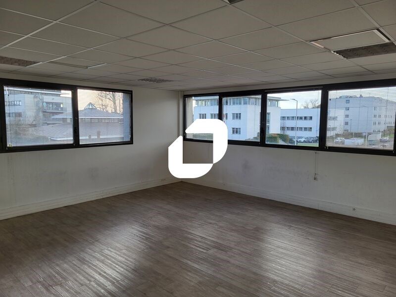 Dans une zone de bureaux très active et à proximi